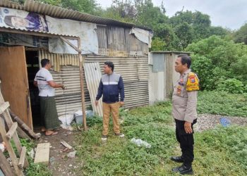 Bhabinkamtibmas Desa Tambak Oso Bersilaturahmi dengan Warga Sambil Cek Pekarangan Pangan Bergizi