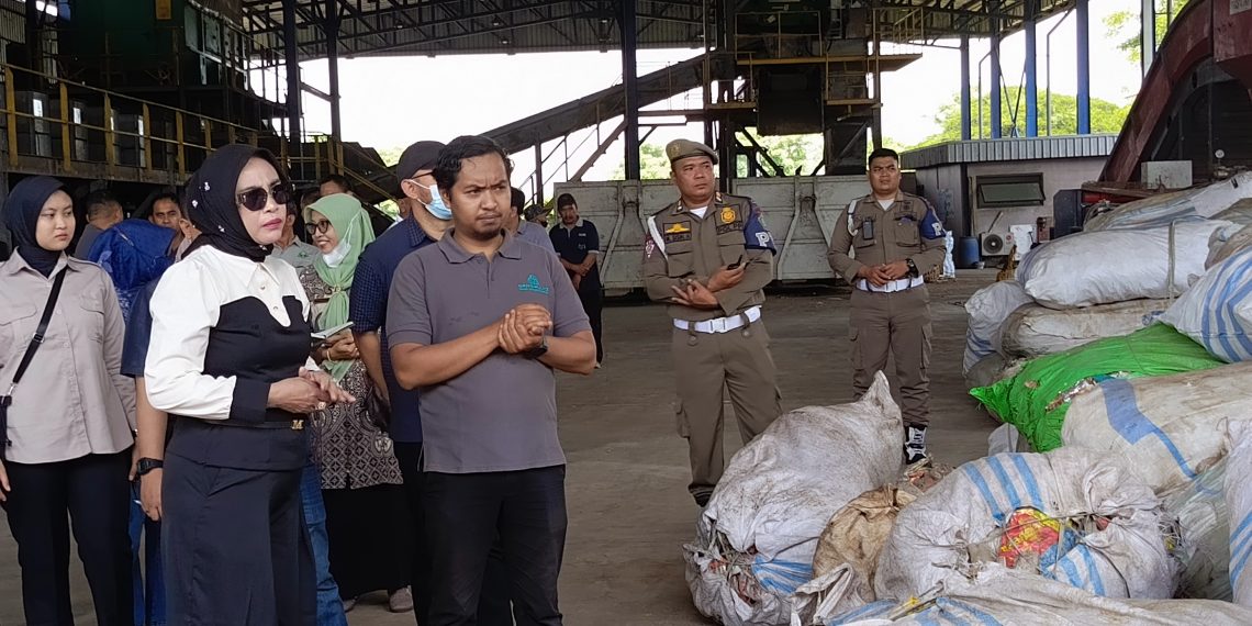 Sidak TPA Jabon, Wabup Hj Mimik Idayana Akan Beri Kantong Plastik Sampah ke Setiap Rumah Tangga