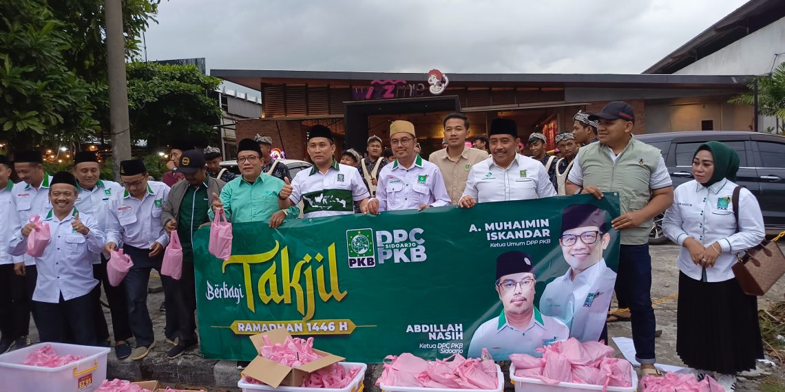 DPC PKB Sidoarjo Bagi 1000 Takjil ke Warga dan Pengendara