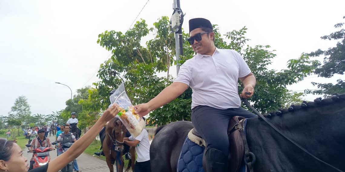 Naik Kuda, Atlet Berkuda Yussar Stable and Riding Ngabuburit Bagikan Sembako