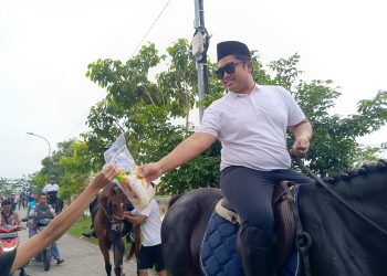 Naik Kuda, Atlet Berkuda Yussar Stable and Riding Ngabuburit Bagikan Sembako