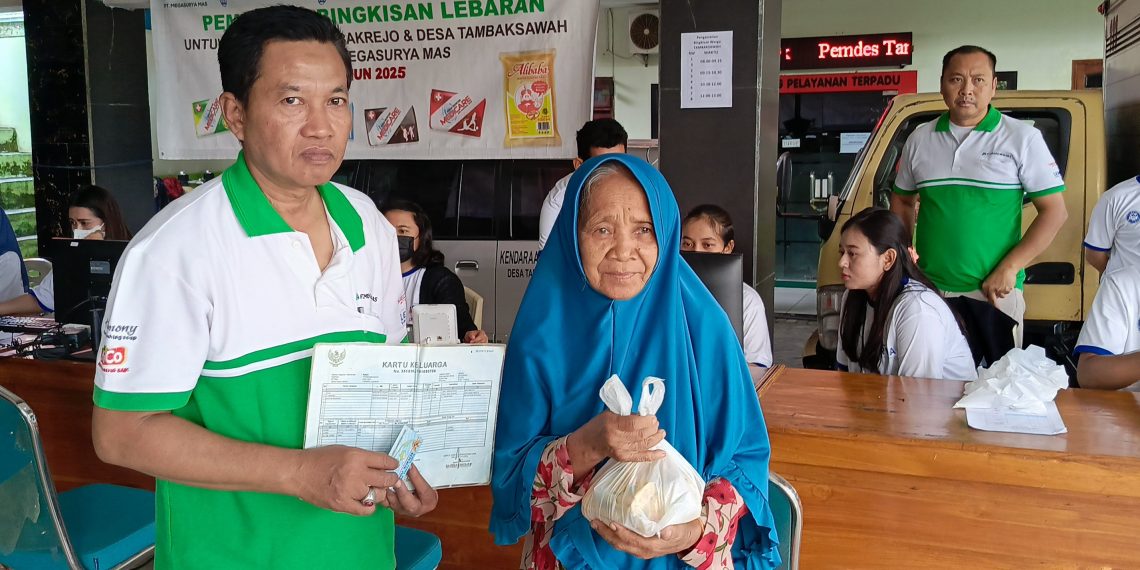Berbagi Kebahagiaan, PT Megasurya Mas Bagikan 10.000 Bingkisan Lebaran ke Warga Dua Desa