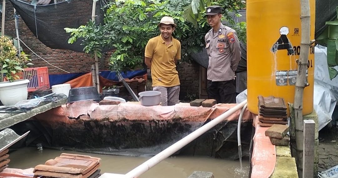 Lebaran, Bhabinkamtibmas Desa Krembangan Bersilaturahmi dengan Warga Binaan