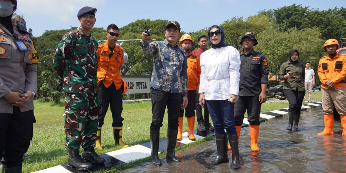 Bupati Subandi dan Wabup Mimik﻿ Idayana﻿﻿  Sidak Banjir serta Dampak Angin Kencang di Terminal 2 Juanda hingga Desa Cemandi