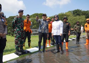 Bupati Subandi dan Wabup Mimik﻿ Idayana﻿﻿  Sidak Banjir serta Dampak Angin Kencang di Terminal 2 Juanda hingga Desa Cemandi