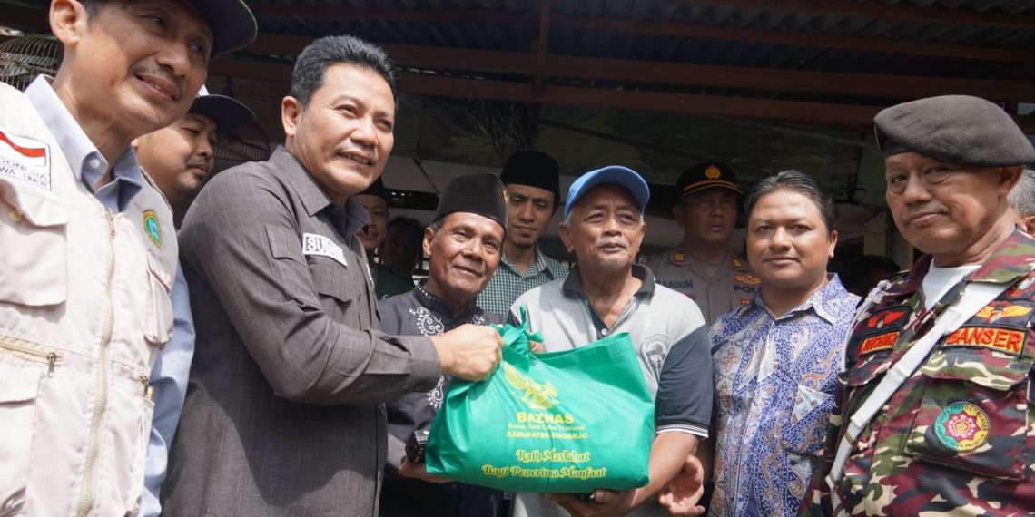 Bupati Sidoarjo Subandi Tinjau RTLH di Masangan Wetan