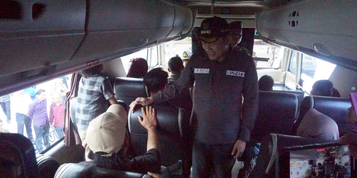 Bupati Subandi Berangkatkan Balik Mudik Gratis 2025 di Terminal Bungurasih