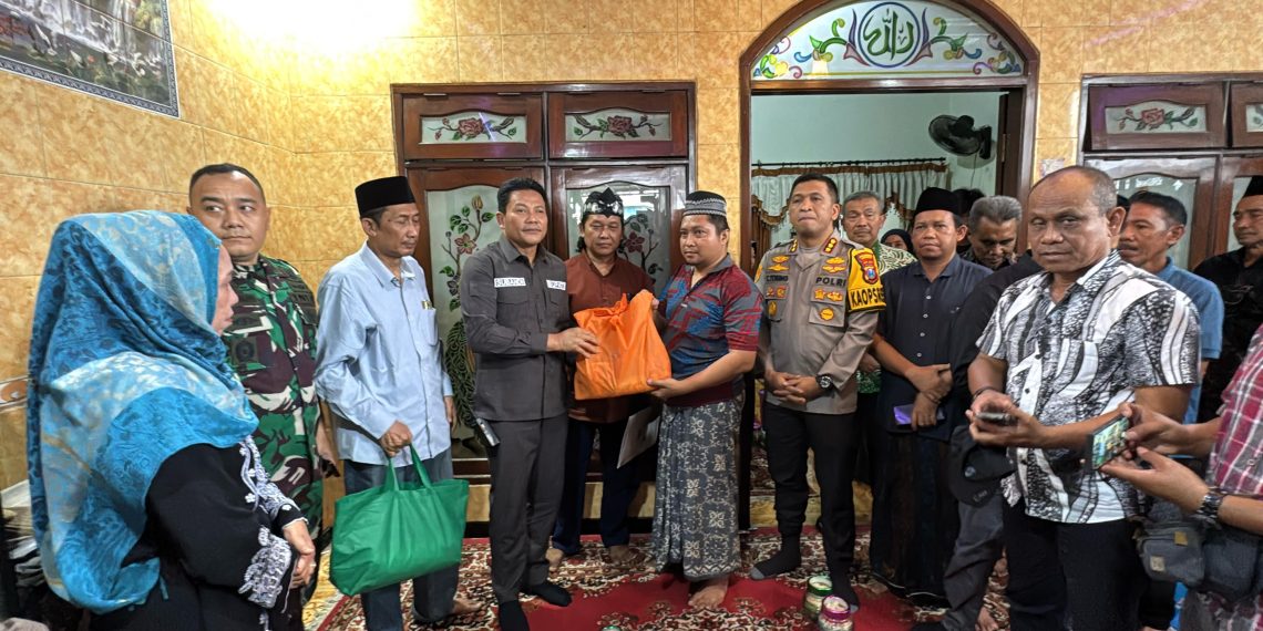 Bupati Sidoarjo Subandi Takziah ke Keluarga Korban Tragedi Tanah Longsor di Pacet Mojokerto