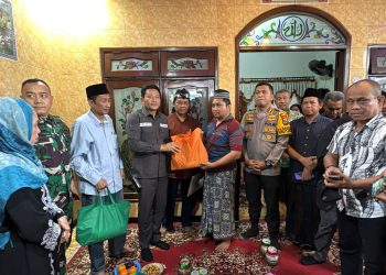 Bupati Sidoarjo Subandi Takziah ke Keluarga Korban Tragedi Tanah Longsor di Pacet Mojokerto