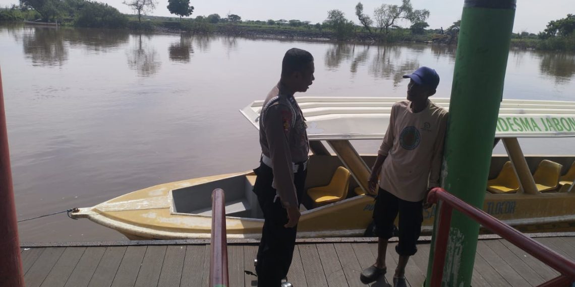 Polsek Jabon Siagakan Personel di Wisata Bahari Tlocor Selama Libur Lebaran