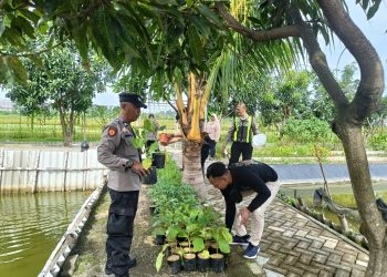 Kapolsek Krian dan Warga Gotong Royong Siapkan Pekarangan Pangan Bergizi di Lahan Bumdes Kraton