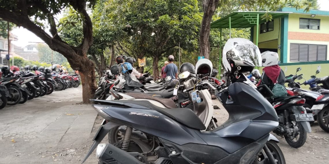 Warga Protes, Fasum Perum Pondok Mutiara Beralih Fungsi Jadi Tempat Parkiran Motor