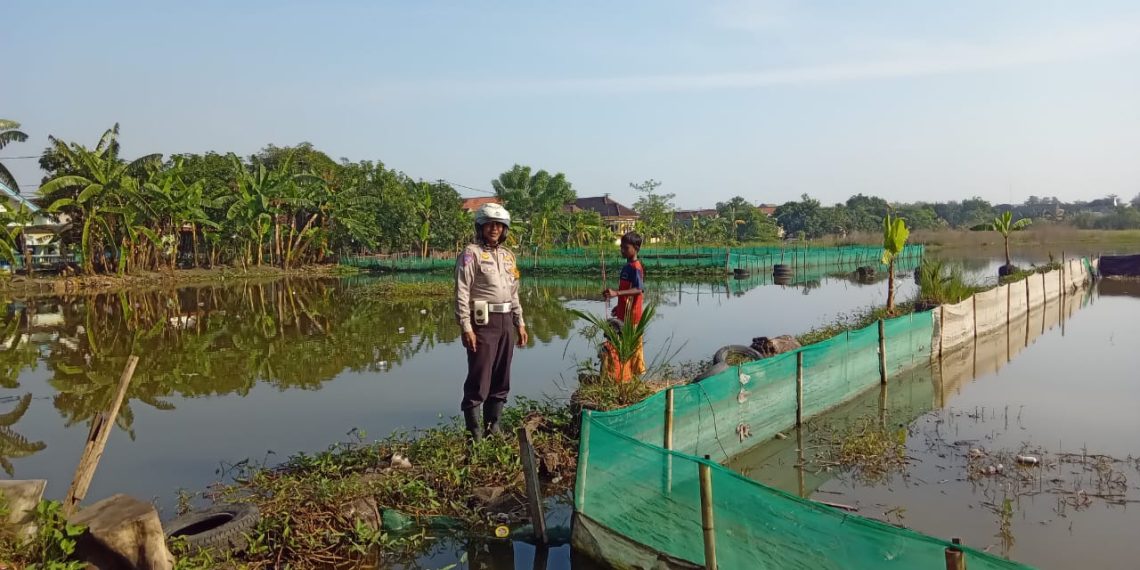 Polisi Turun Langsung ke Lahan Tambak Ikan di Kalidawir