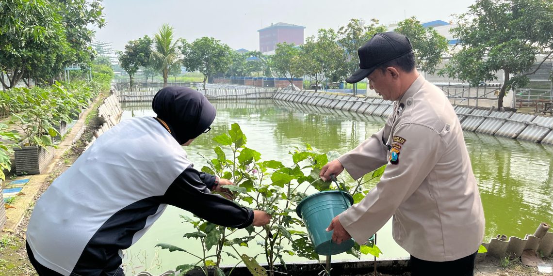 Aksi Nyata Polsek Krian bersama Pemdes dan Masyarakat Sukseskan Ketahanan Pangan di Lahan Bumdes