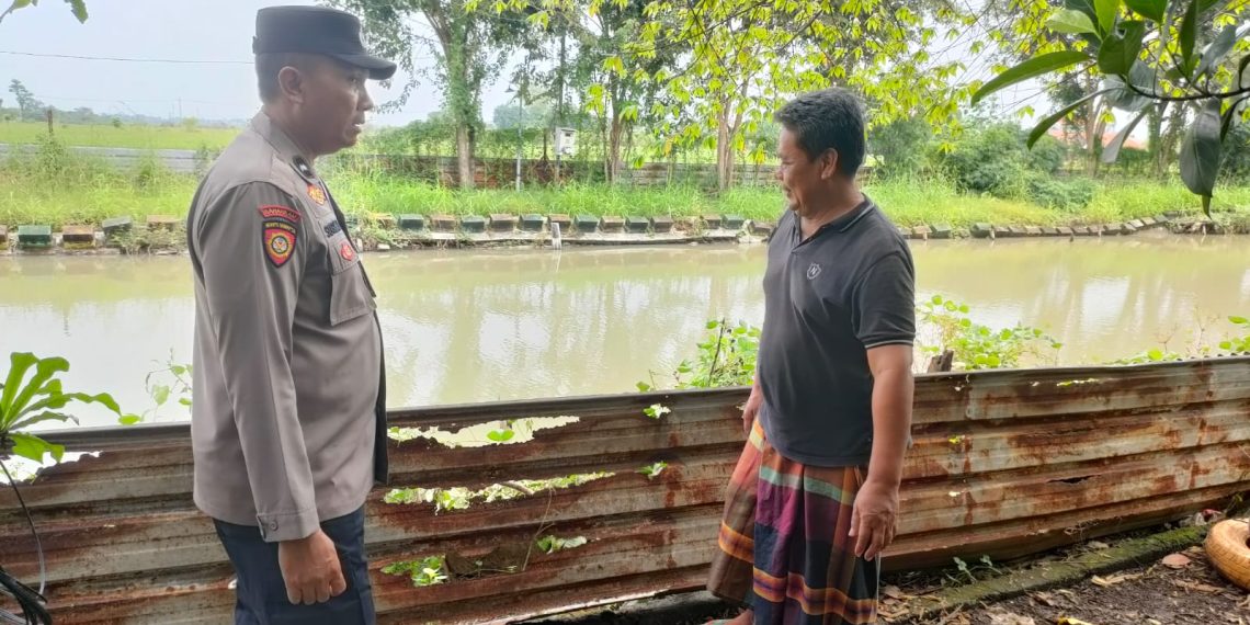 Bhabinkamtibmas Pademonegoro Polsek Sukodono bersama Warga Tinjau Kolam untuk Budidaya Ikan