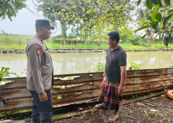 Bhabinkamtibmas Pademonegoro Polsek Sukodono bersama Warga Tinjau Kolam untuk Budidaya Ikan