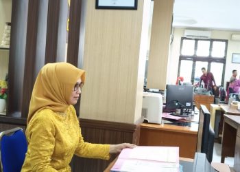 Hari Kartini, Polwan Sidoarjo Kenakan Kebaya di Pelayanan Samsat
