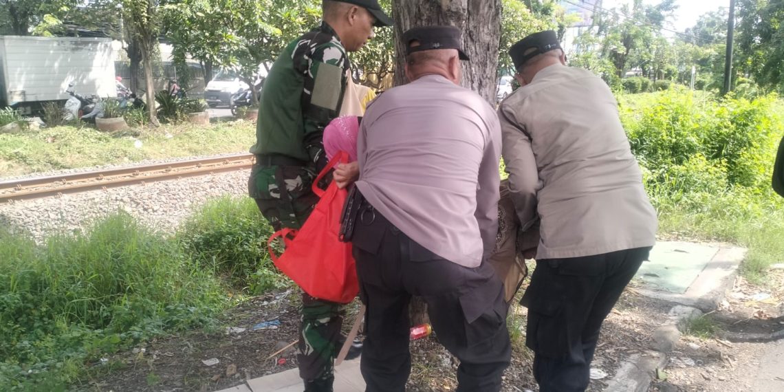 TNI-Polri Sigap Tolongi Wanita Paruh Baya Tergeletak di Pinggir Jalan Raya Buduran Sidoarjo