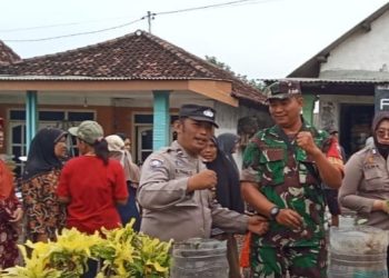Sinergitas Bhabinkamtibmas dan Babinsa Tambak Kalisogo, Ajak Warga Aktif Menanam di Pekarangan Rumah