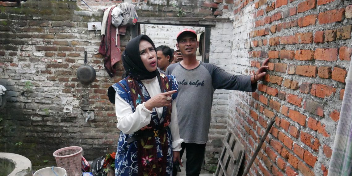 Wakil Bupati Hj Mimik Idayana Sigap Berikan Bantuan Perbaikan Rumah Diterjang Angin Kencang