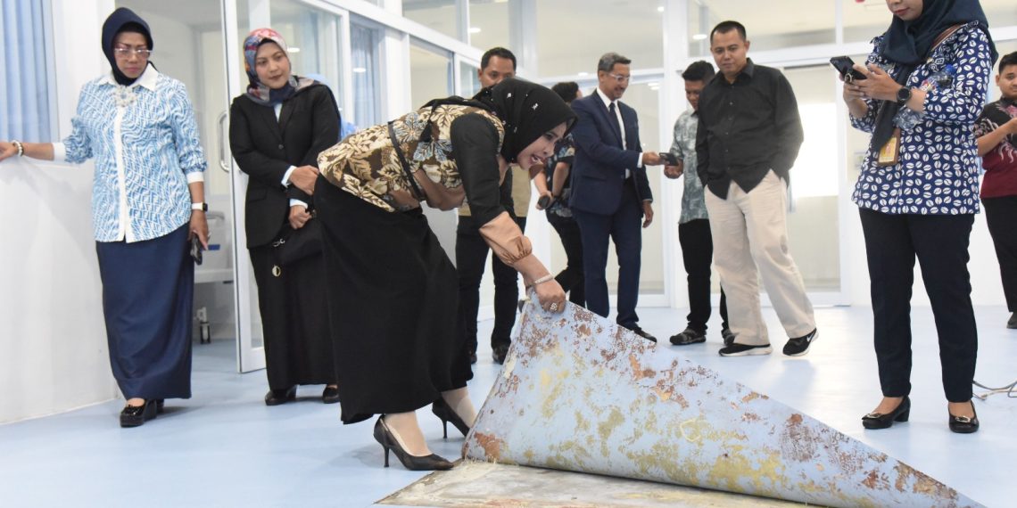 Sidak Pelayanan RSUD Sibar, Wabup Hj Mimik Idayana Jumpai Pengerjaan Lantai IGD Kualitas Jelek