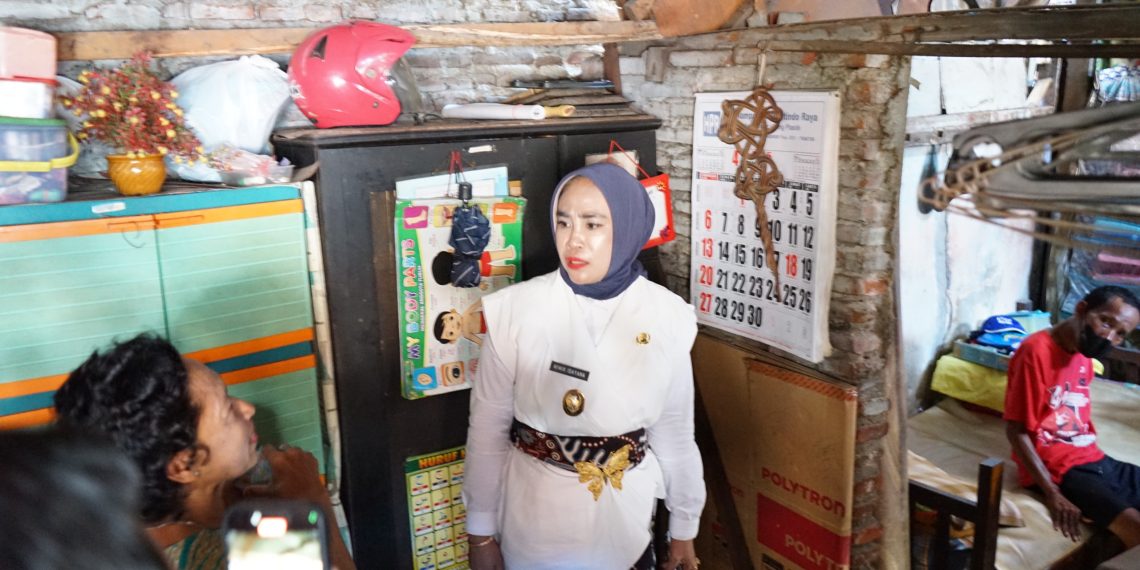 Menangis Lihat Warga Tinggal di Gubuk Reot, Wabup Hj Mimik Idayana Tambah Bantuan Renovasi Total RTLH Di Desa Kletek