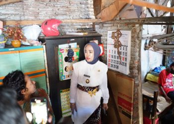 Menangis Lihat Warga Tinggal di Gubuk Reot, Wabup Hj Mimik Idayana Tambah Bantuan Renovasi Total RTLH Di Desa Kletek