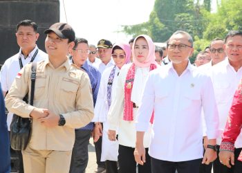 Wabup Hj﻿ Mimik Idayana Dampingi Menko Pangan Zulkifli Hasan Tinjau Musdesus dan Kunker ke Koperasi Merah Putih Tambak Rumput Laut di Desa Kupang