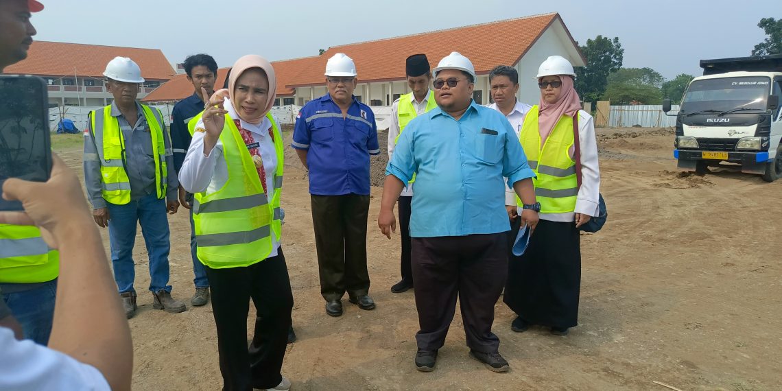 Sidak Pembangunan SMPN 2 Tulangan, Wabup Hj Mimik Idayana Akan Kawal Kualitas Proyek Sesuai Spesifikasi