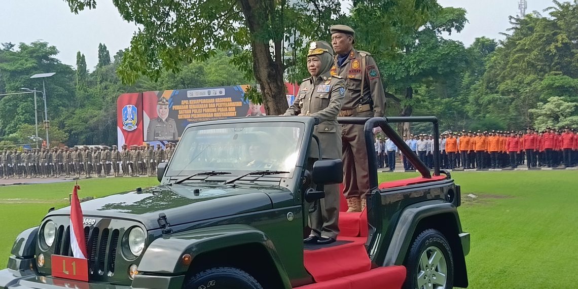 Gubernur Jatim Khofifah Pimpin Apel Kesiapsiagaan Damkar, Satpol PP dan Linmas