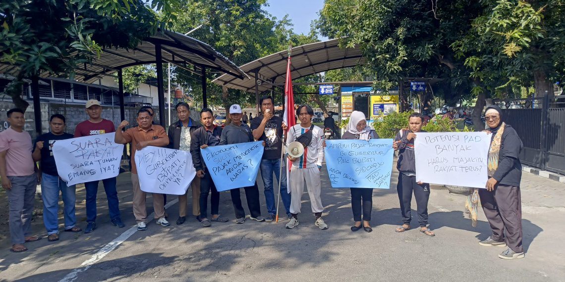 Didemo Puluhan Massa MPP, BPPD Sidoarjo Batal Pungut Pajak di Jalanan