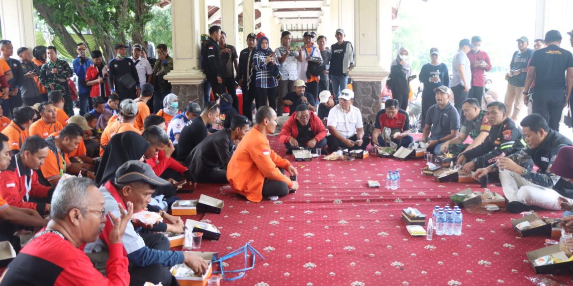 Forkopimda Sidoarjo Makan Nasi Kotak Bareng Ribuan Buruh