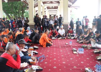 Forkopimda Sidoarjo Makan Nasi Kotak Bareng Ribuan Buruh
