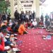 Forkopimda Sidoarjo Makan Nasi Kotak Bareng Ribuan Buruh