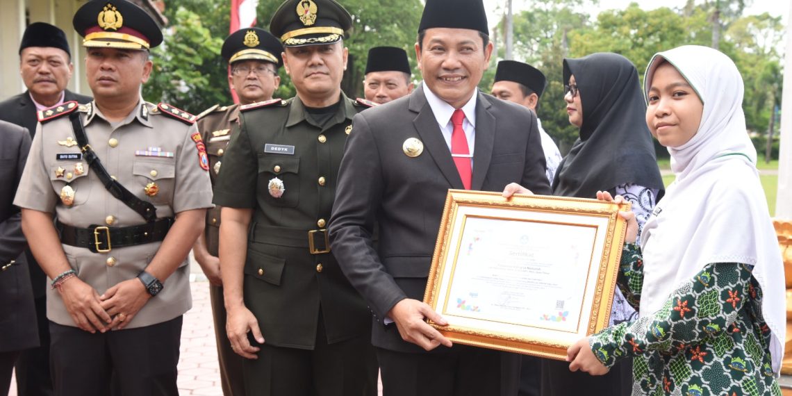 Hardiknas, Bupati Subandi Serahkan Penghargaan Kepada Guru dan Siswa