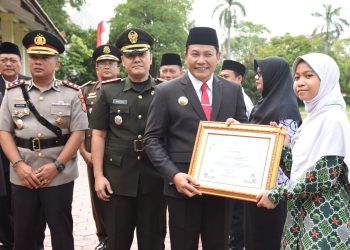 Hardiknas, Bupati Subandi Serahkan Penghargaan Kepada Guru dan Siswa