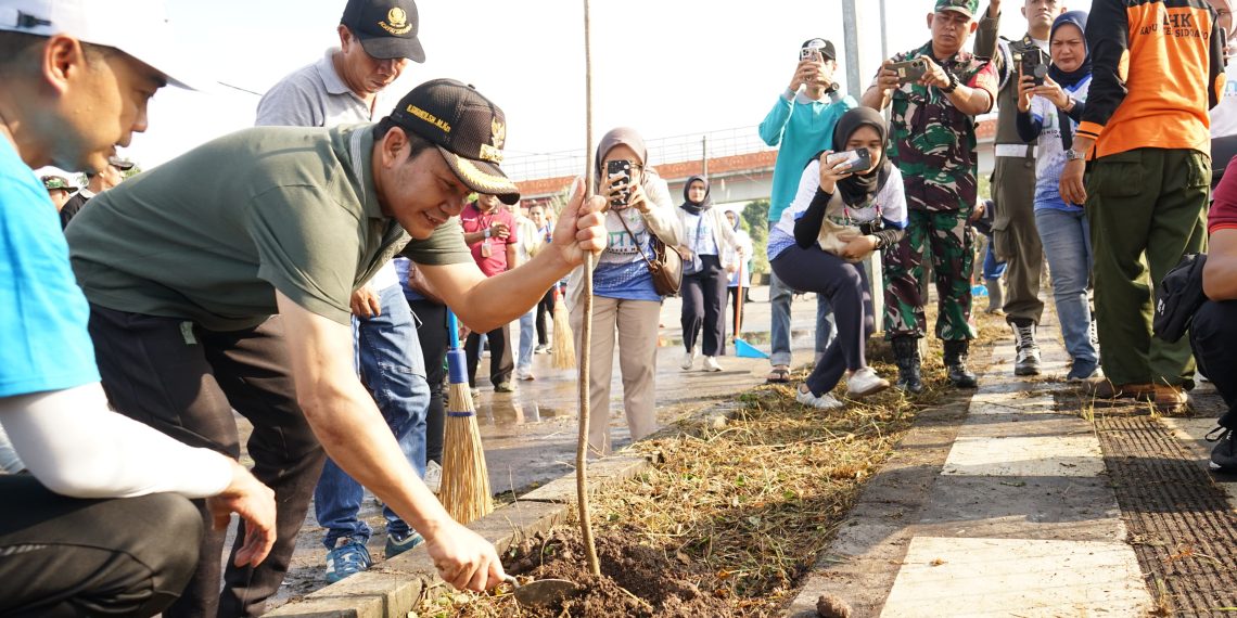 Bupati Sidoarjo Subandi Pimpin Kerja Bakti dan Tanam Pohon Pule