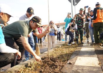 Bupati Sidoarjo Subandi Pimpin Kerja Bakti dan Tanam Pohon Pule