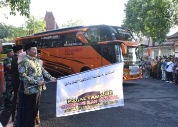 Bupati Subandi Berangkatkan Jamaah Haji Kloter 11 dari Sidoarjo