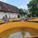 Bhabinkamtibmas Apresiasi Warga Budidaya Lele Sistem Bioflok di Pekarangan Rumah