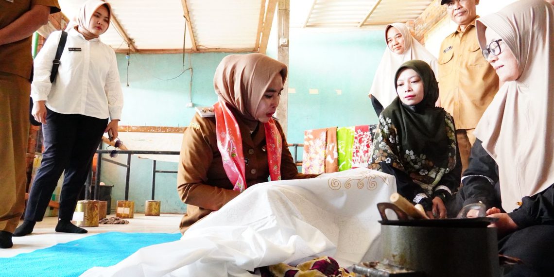 Wabup Hj Mimik Idayana Dorong Peningkatan UMKM Unggulan Desa Suwaluh