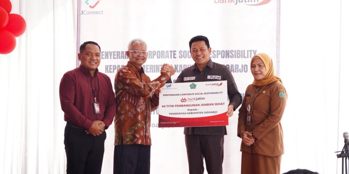 Bupati Sidoarjo Subandi  Apresiasi Bantuan 60 Jamban Sehat Bank Jatim