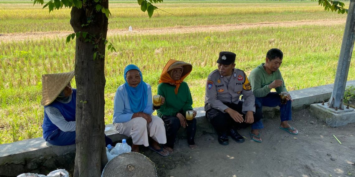 Polisi Cinta Petani, Bripka Murtadoh Ngobrol Ketahanan Pangan dengan Warga Bakungtemenggungan Balongbendo