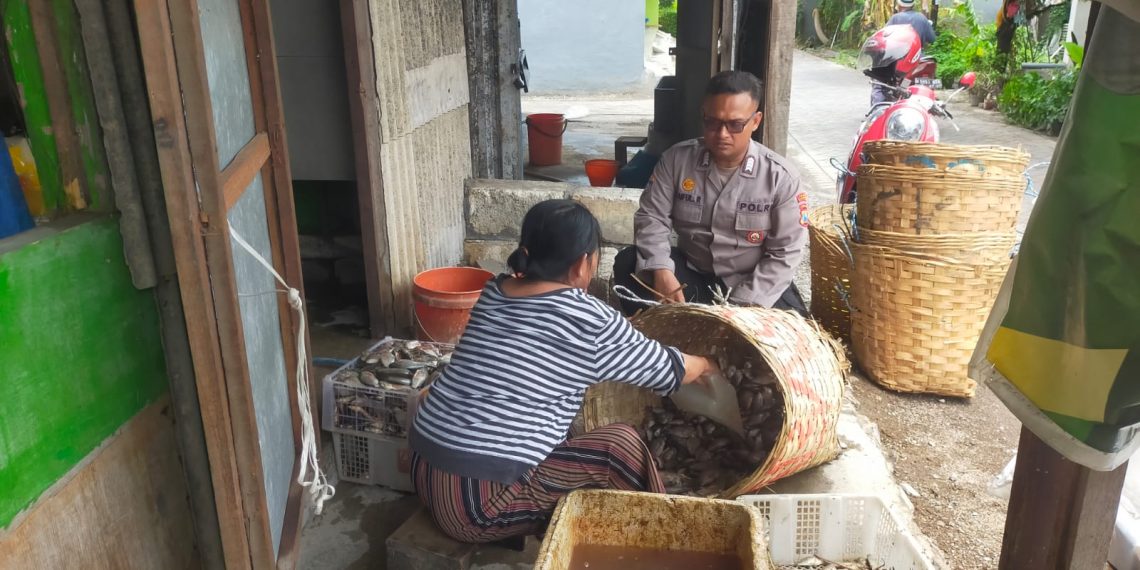 Polisi Sidoarjo Edukasi Petani Tambak Kelola Ikan Mujair