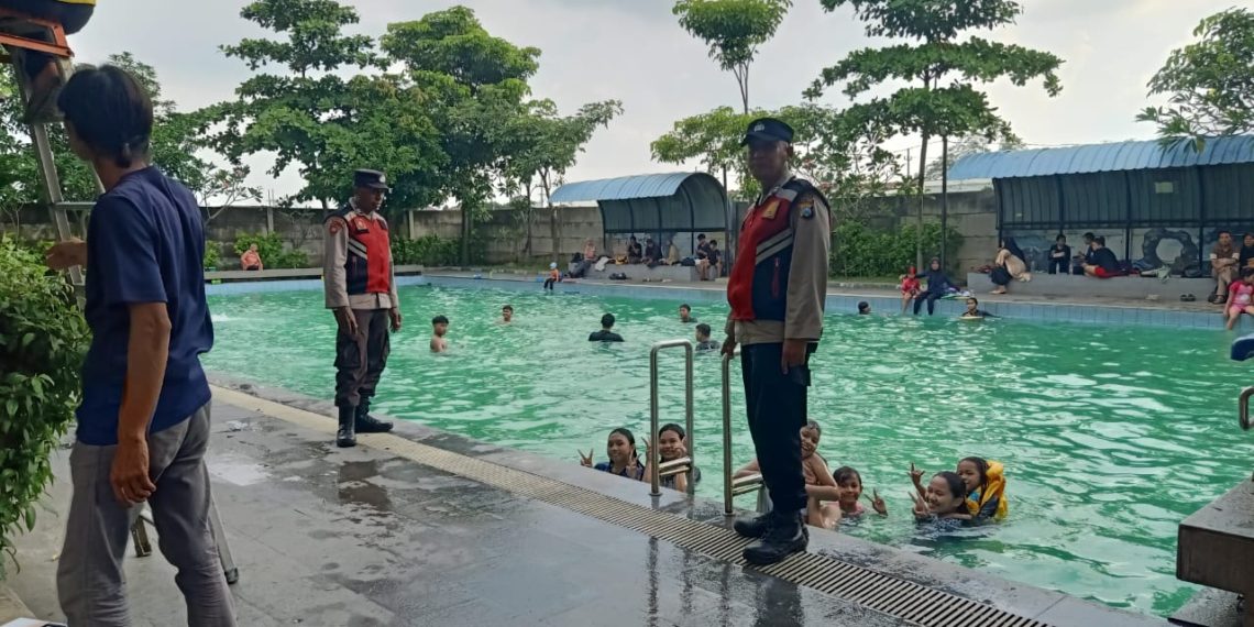 Pantau Waterpark Kolam Renang Desa Kraton, Polsek Krian Hadir Beri Kenyamanan Pengunjung