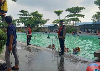 Pantau Waterpark Kolam Renang Desa Kraton, Polsek Krian Hadir Beri Kenyamanan Pengunjung