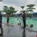 Pantau Waterpark Kolam Renang Desa Kraton, Polsek Krian Hadir Beri Kenyamanan Pengunjung