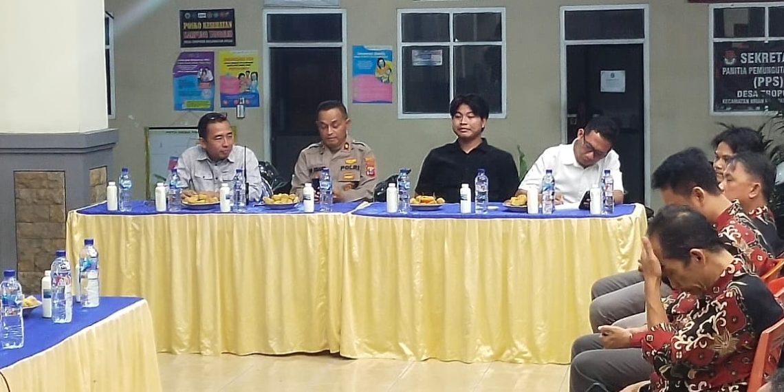 Kapolsek Krian Hadiri Rapat Koordinasi di Desa Tropodo  Bahas Polusi Bahan Bakar Limbah Produksi Tahu