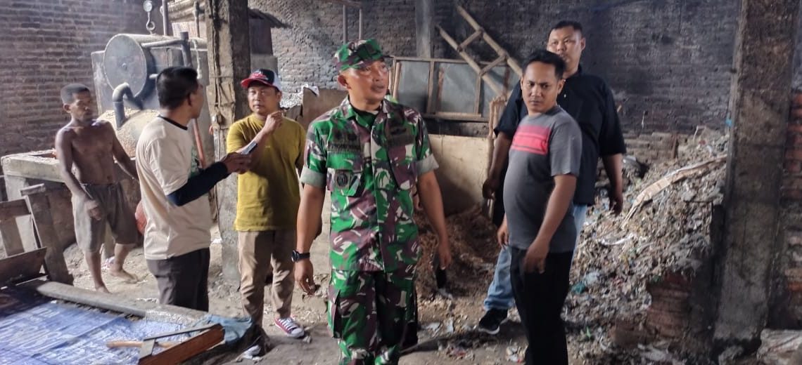 Danramil Krian Sidak dan Pantau Pabrik Tahu yang Pake Bahan Bakar Serbuk Kayu