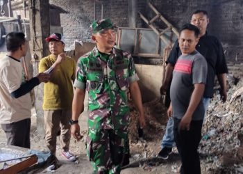 Danramil Krian Sidak dan Pantau Pabrik Tahu yang Pake Bahan Bakar Serbuk Kayu
